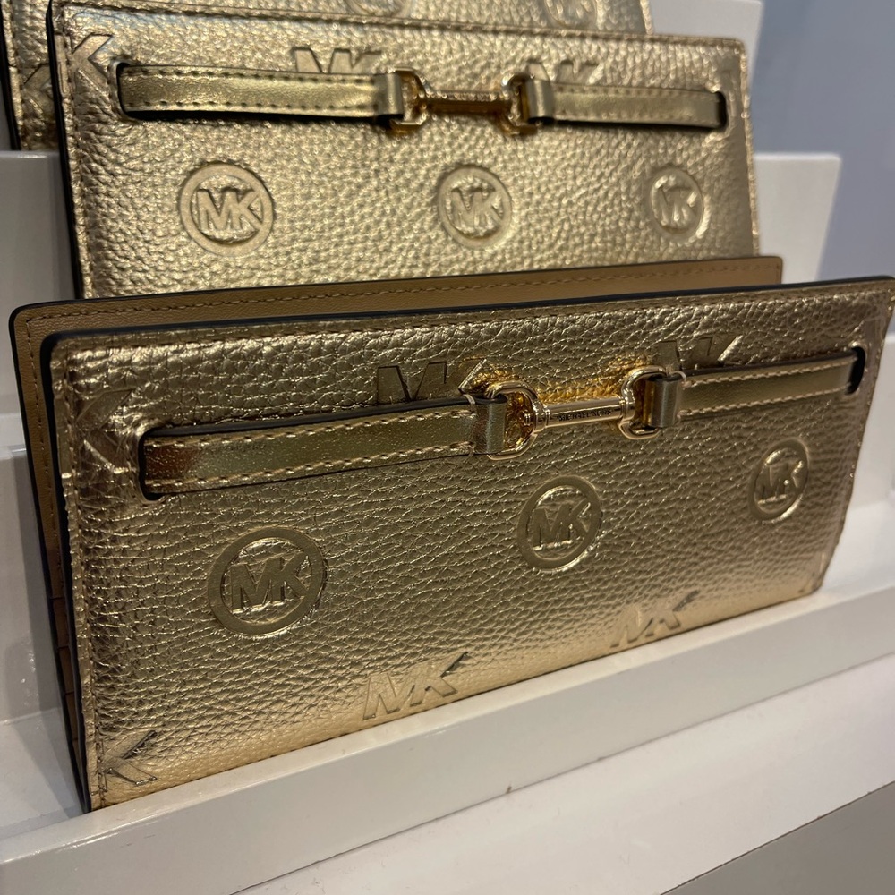 MICHAEL KORS Carson Lg Metallic Logo Debossed Snap Bifold Wallet
Pale Gold
NWT - Picture 14 of 16